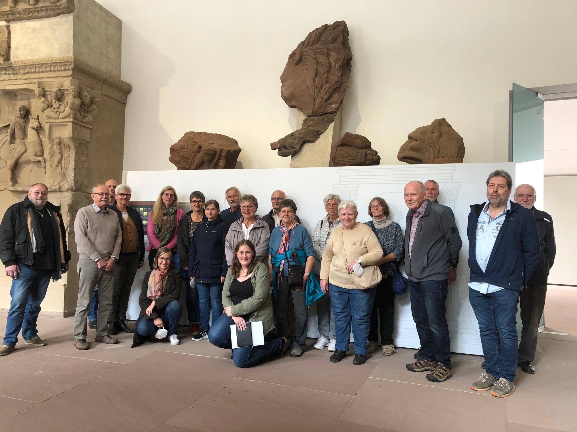 Mitglieder des Archäologischen Fördervereins Duppach passend unter der Löwe-Eber-Gruppe mit Greifenkopf in der Dauerausstellung nach der Führung